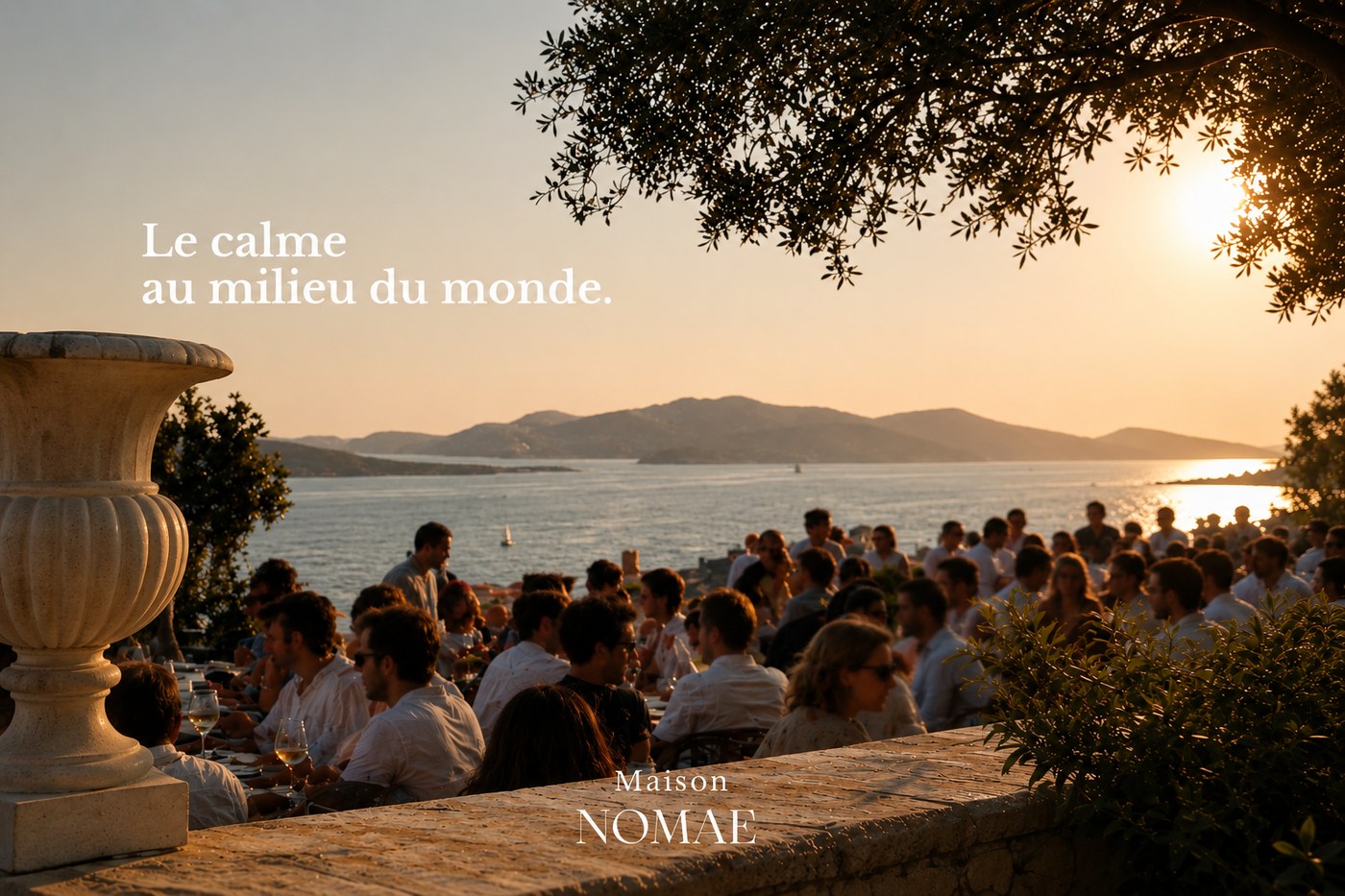 Terrasse méditerranéenne au coucher du soleil — « Le calme au milieu du monde », Maison Nomae